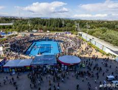 世俱杯参赛资格-场面火爆！网球观众席沸腾不已